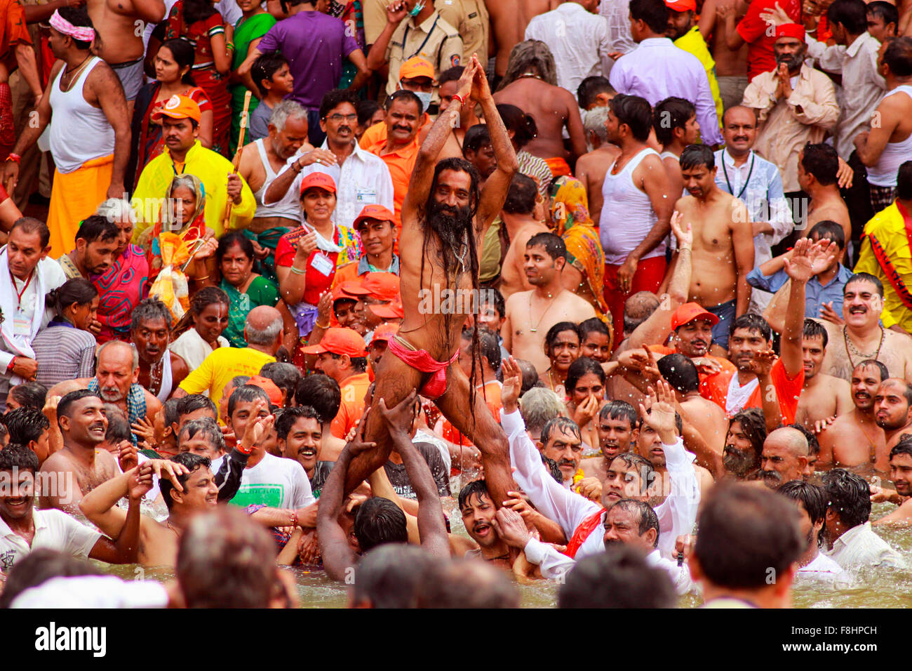 Shahi Snan. Heilige Männer und Liebhaber königlichen Bad im heiligen Fluss zu nehmen. Kumbh Mela, Nasik, Maharashtra, Indien Stockfoto