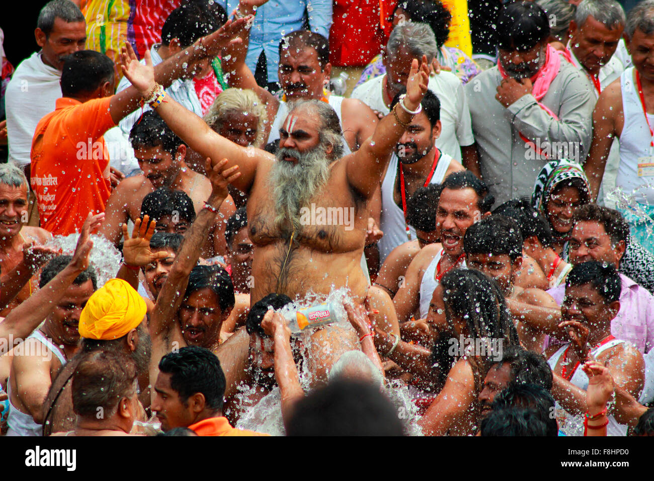 Shahi Snan. Heilige Männer und Liebhaber königlichen Bad im heiligen Fluss zu nehmen. Kumbh Mela, Nasik, Maharashtra, Indien Stockfoto