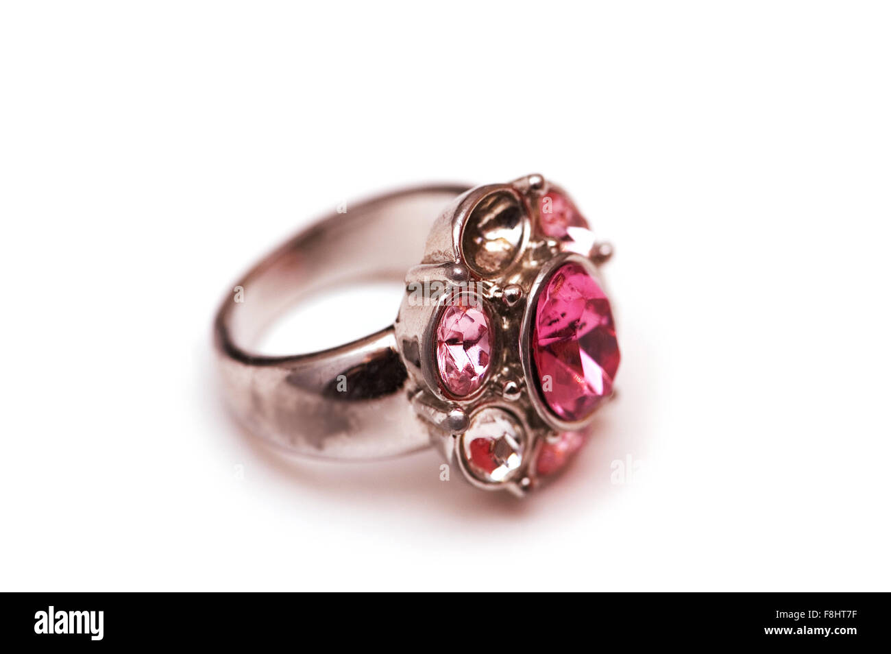 Ring mit roten Steinen, isoliert auf weiss Stockfoto