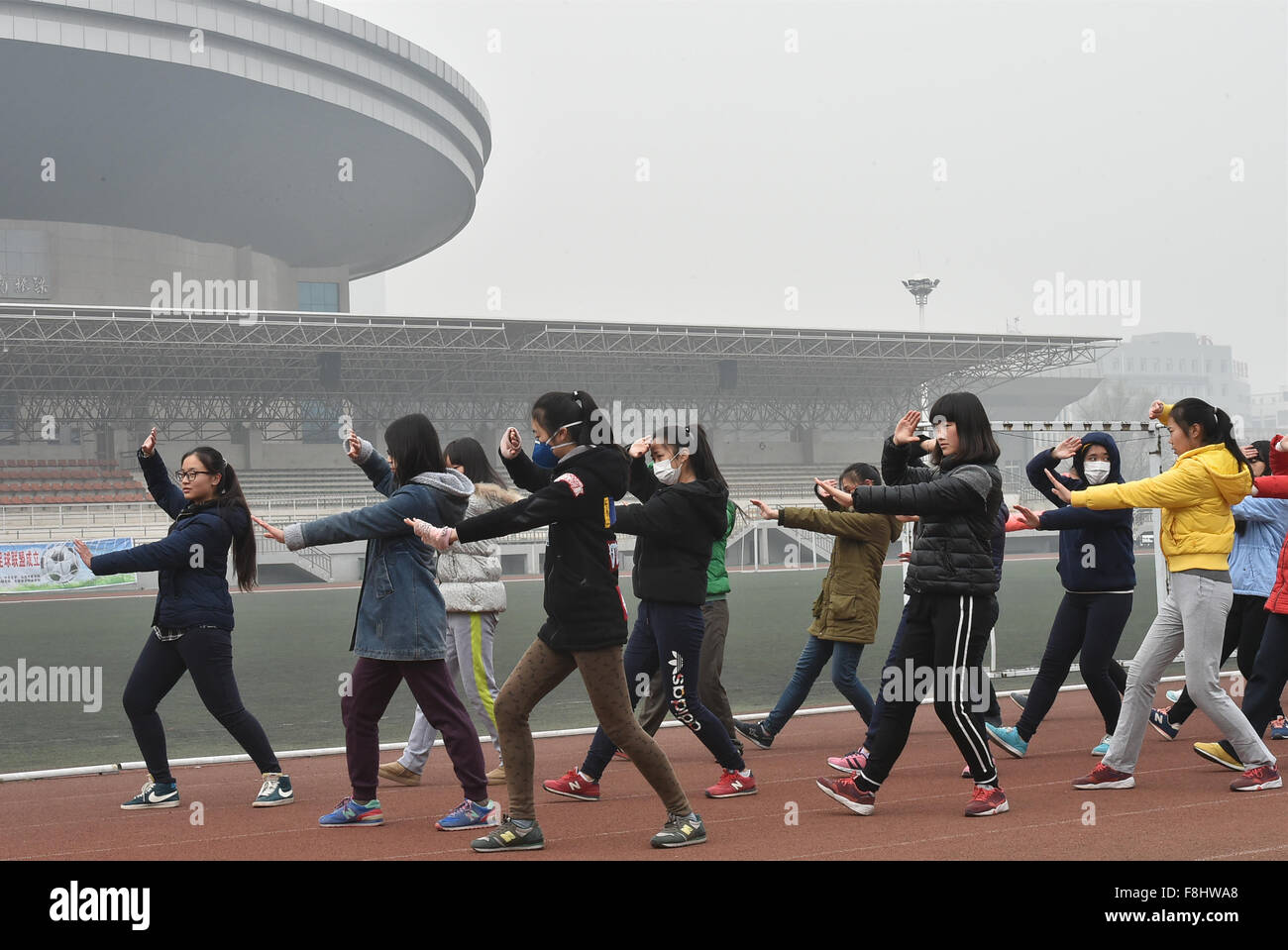 Taiyuan. 10. Dezember 2015. Schüler tragen Masken Übung in der Smog-Grabtuch Shanxi University of Finance and Economics in Taiyuan, Shanxi Provinz Nord-China. Bildnachweis: Cao Yang/Xinhua/Alamy Live-Nachrichten Stockfoto