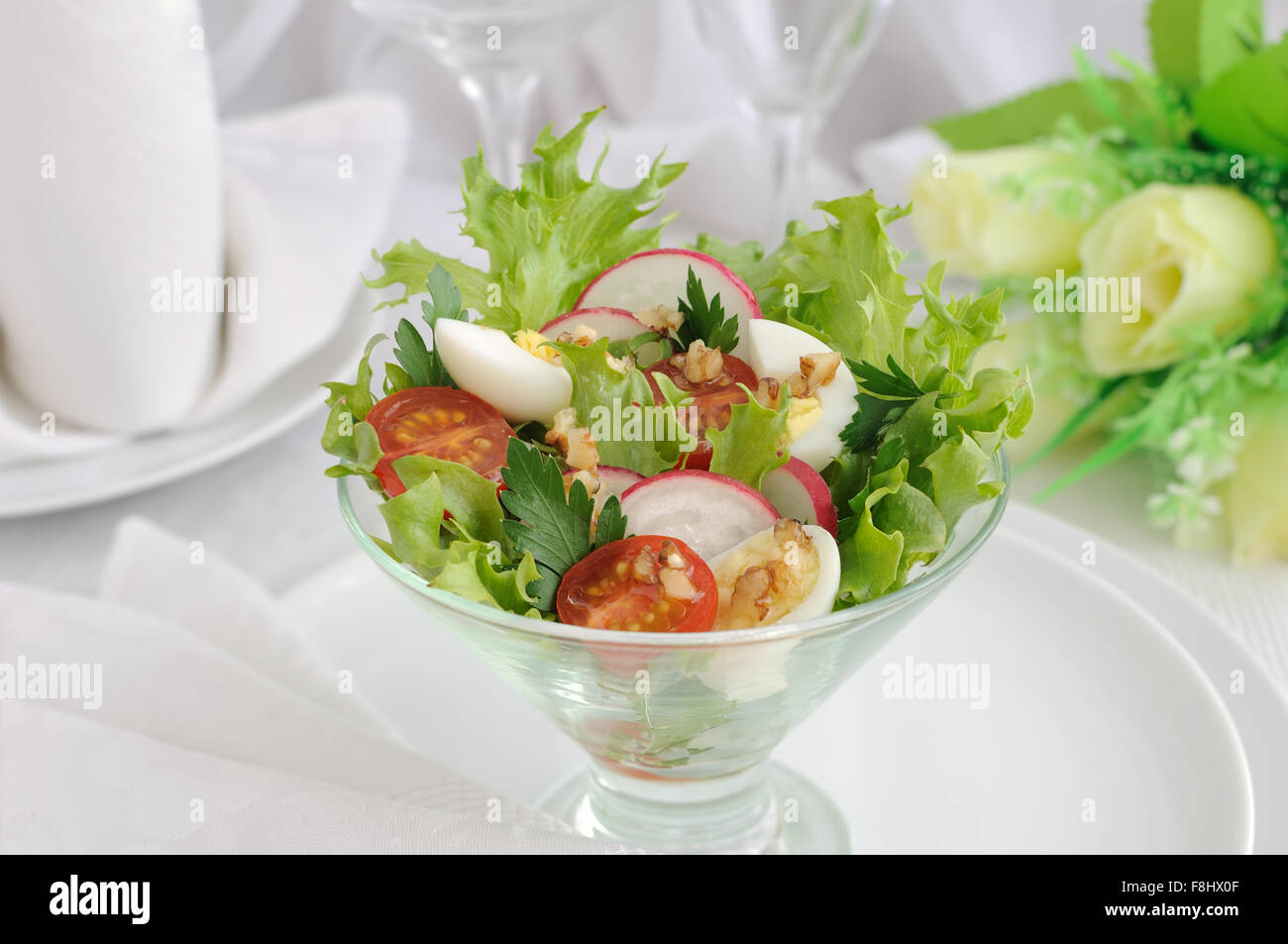 Cherry-Tomaten mit Wachtelei und Radieschen in den Salat Salatblätter Stockfoto