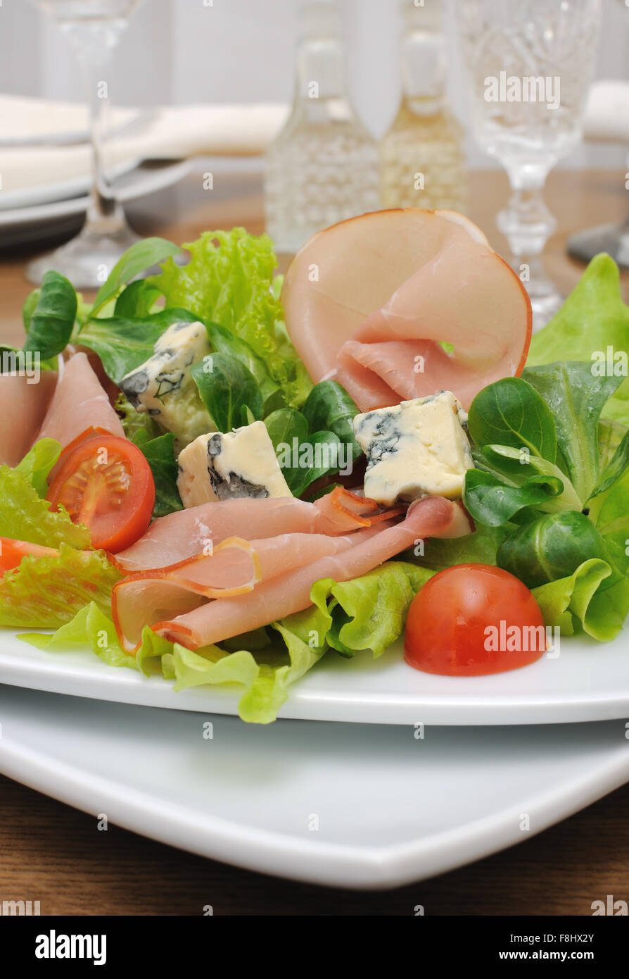 Vorspeise mit Schinken und Käse in Salat Blätter mit Feldsalat Stockfoto