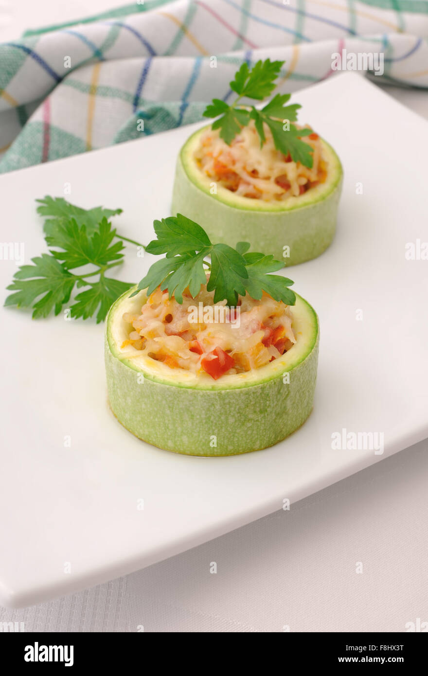 Ring von Zucchini gefüllt mit Gemüse mit Reis und Käse Stockfoto