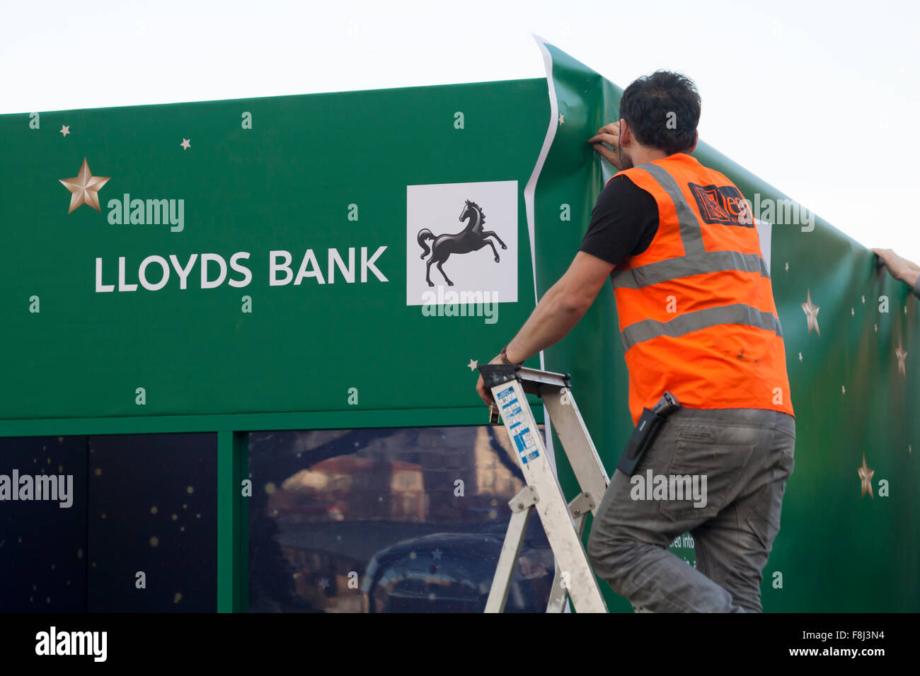 Die Pop-up-Bank Lloyds wird im Dezember in Southbank, London, Großbritannien eingerichtet Stockfoto
