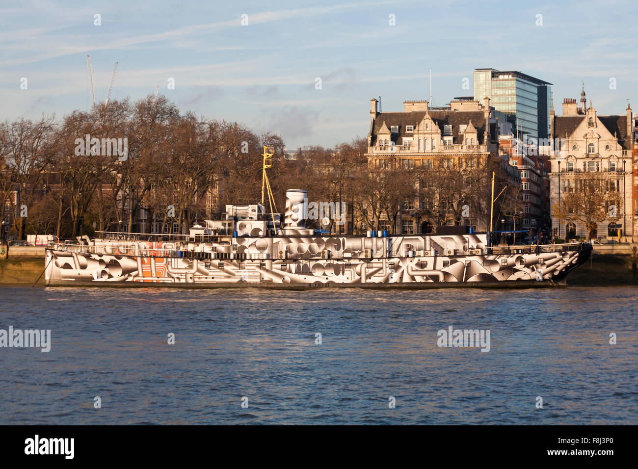 Übermalte HMS President 1918 am Victoria Embankment, Themse in London, Großbritannien im Dezember - Dazzle Ship Stockfoto