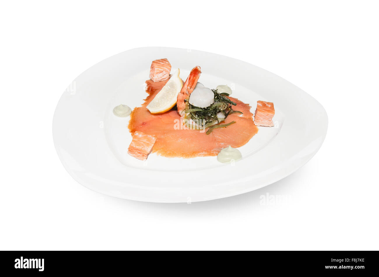 Geräucherter Lachs und King Prawn Vorspeise Platte isoliert auf weißem Hintergrund Stockfoto