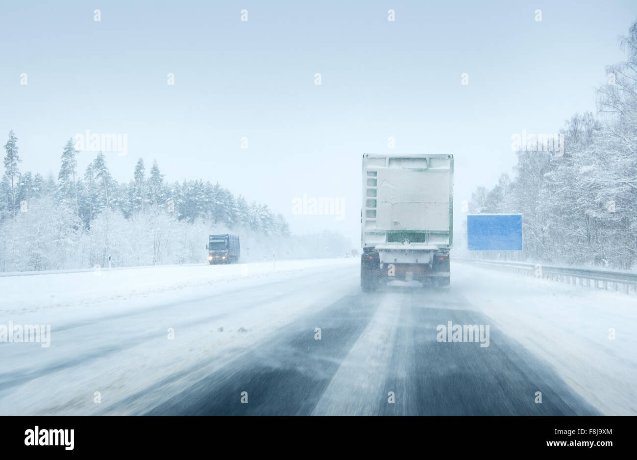 LKW auf der Autobahn bewegen Stockfoto