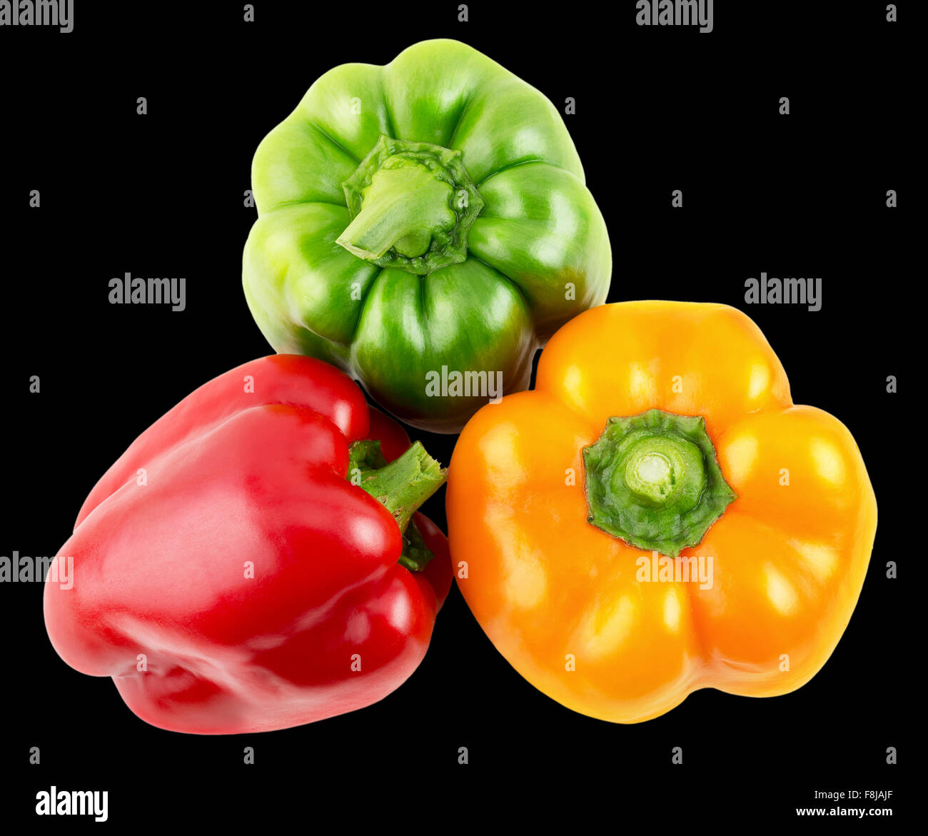 grüne, rote und gelbe Paprika isoliert auf dem schwarzen Hintergrund. Stockfoto