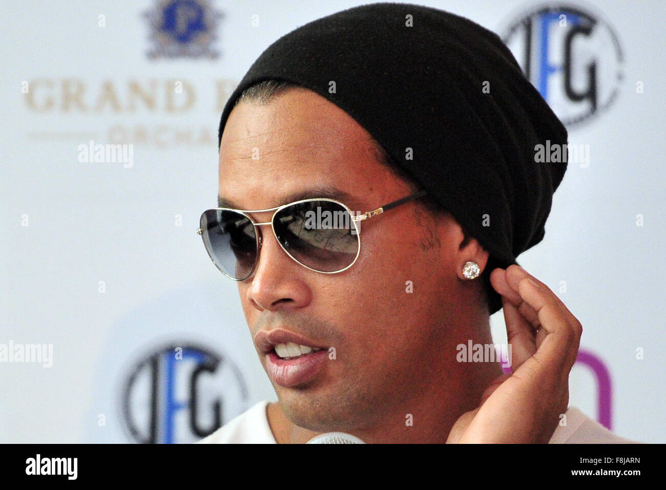 Ronaldinho with a football -Fotos und -Bildmaterial in hoher Auflösung –  Alamy