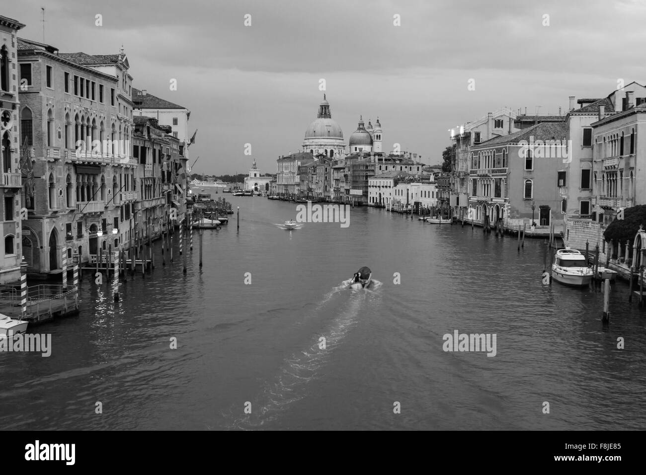 Schöne Aussicht auf den Canal Grande und Basilica Santa Maria della Salute in den späten Abend mit sehr interessanten Wolken, Venedig Stockfoto