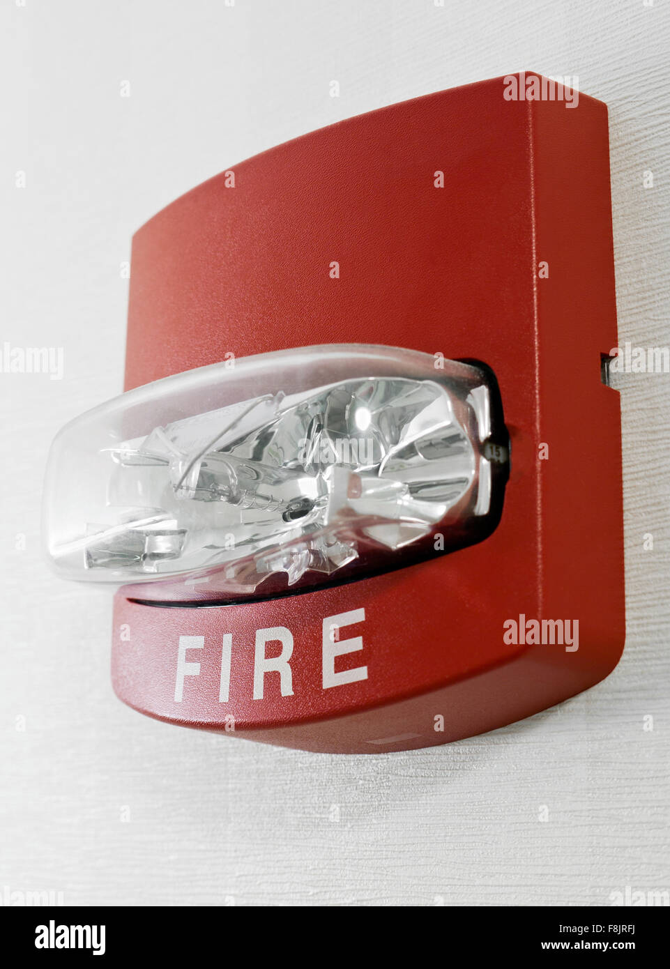 Red Fire Alarm mit Blitzlicht Wandmontage als Bestandteil eines Brandschutzsystems. Stockfoto