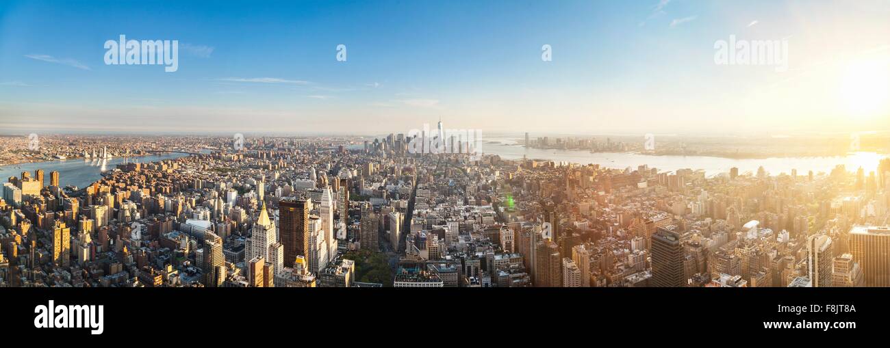 Große Panorama Stadtansicht mit Wolkenkratzern und entfernten Flüssen, New York, USA Stockfoto