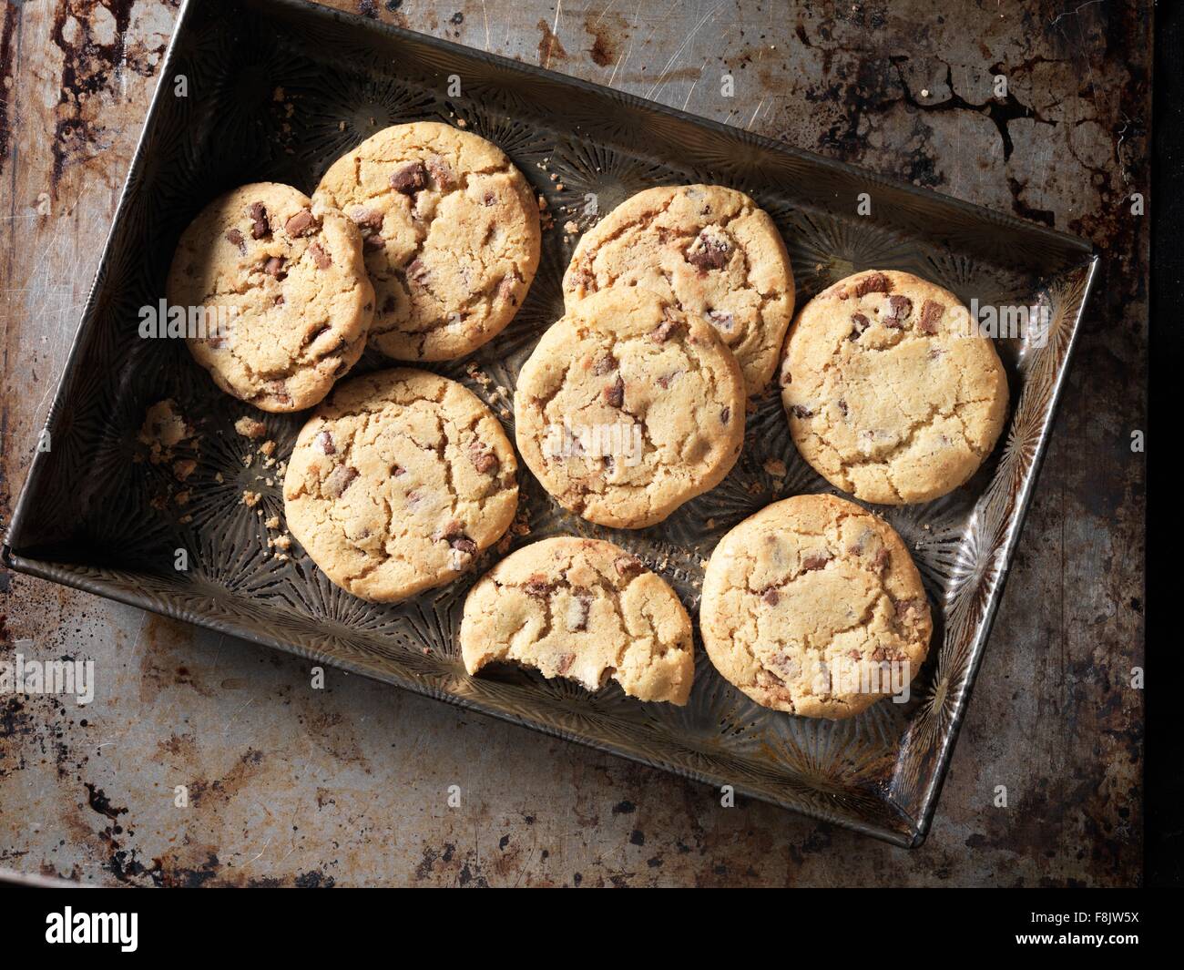 Draufsicht von chocolate Chunk Cookies im Backblech Stockfoto