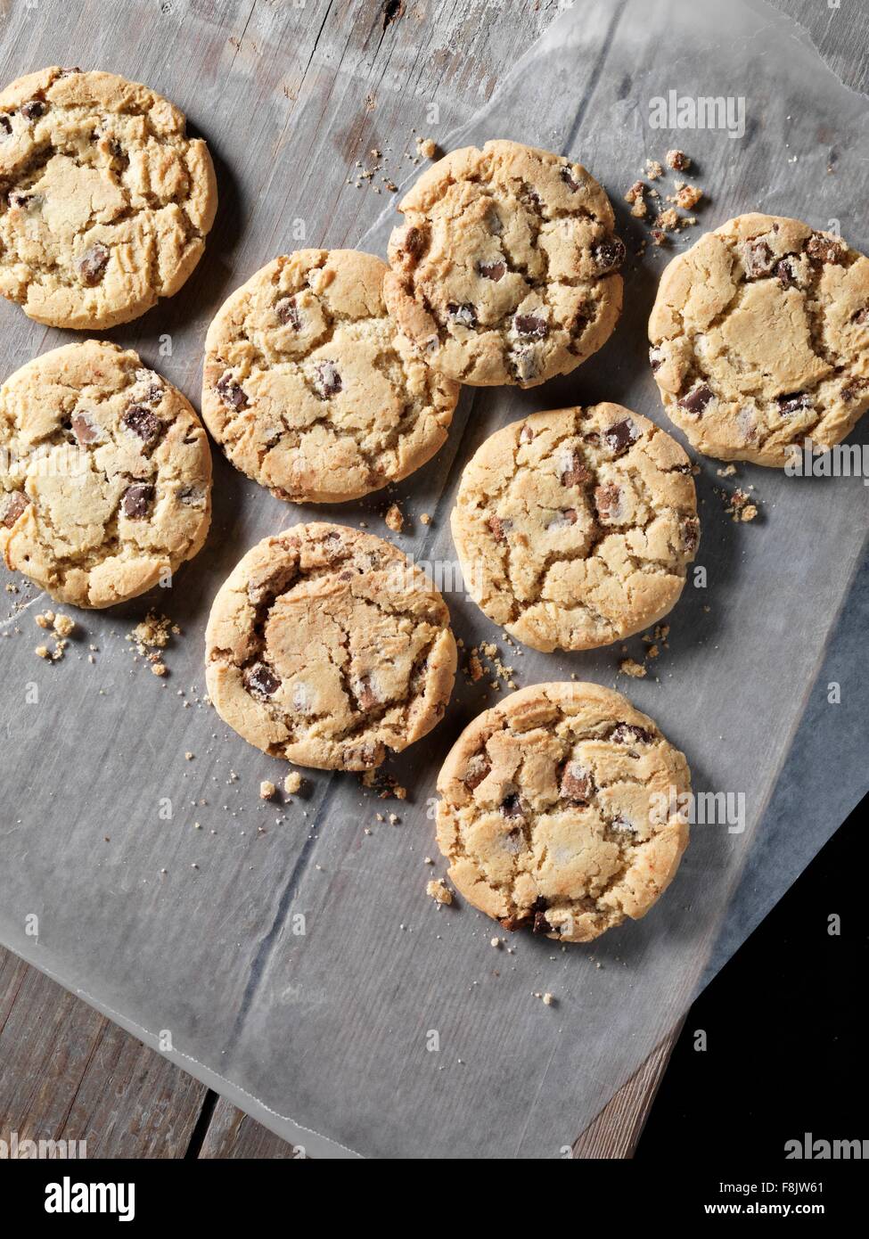 Draufsicht von chocolate Chunk Cookies auf Backpapier Stockfoto