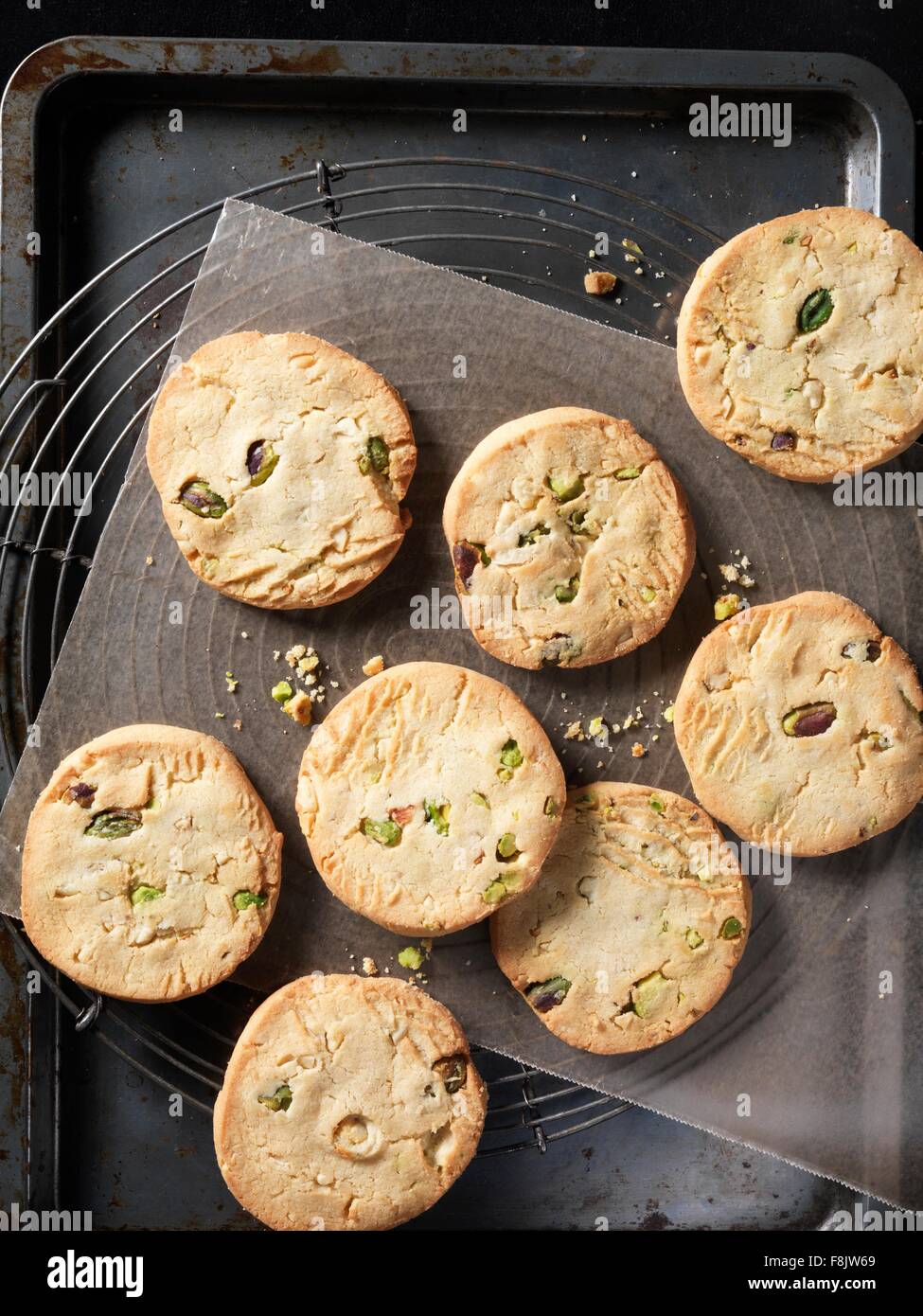 Draufsicht auf knackige Pistazien und Mandeln Cookies auf Backblech Stockfoto