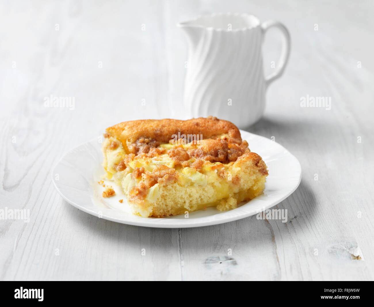 Apple Crumble und Pudding Kuchen, weiß gewaschen Holz Stockfoto