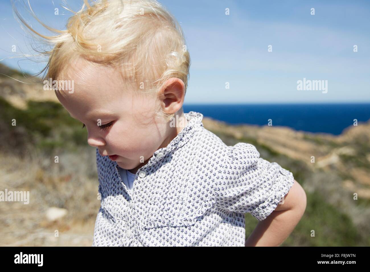 Weiblichen Kleinkind blickte auf Küste, Calvi, Korsika, Frankreich Stockfoto