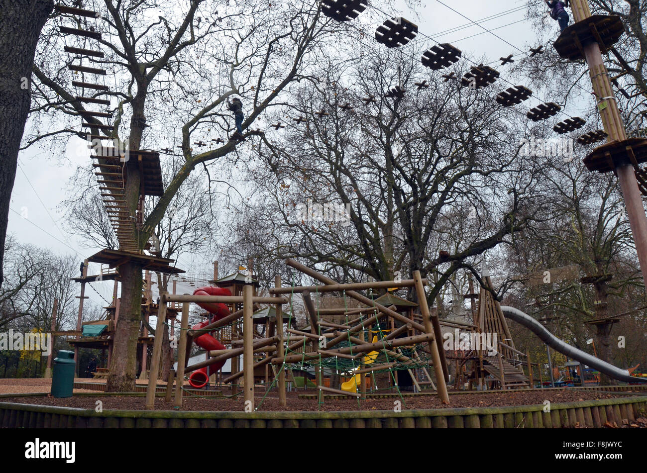 London, UK, 10. Dezember 2015, Go Ape öffnet im Battersea Park mit Blick auf Kritik an der Gesellschaft durch den reichen und den Armen zu teilen. Die Go Ape-Einrichtungen sind über die kostenlose Spielplatz. Go Ape ist ein privates Unternehmen Gebühren für Nutzung und Zahlung der Miete an den Rat. Der Rat Bulldozern den vorherigen Abenteuerspielplatz die Mitarbeiter Aufsicht vor Ausgaben £250.000 für die aktuelle Ausrüstung erforderlich. Bildnachweis: JOHNNY ARMSTEAD/Alamy Live-Nachrichten Stockfoto