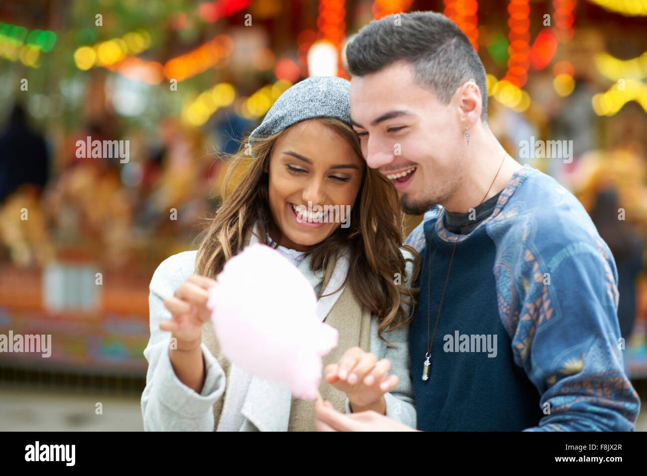 Junges Paar essen Zuckerwatte Jahrmarkt, im freien Stockfoto