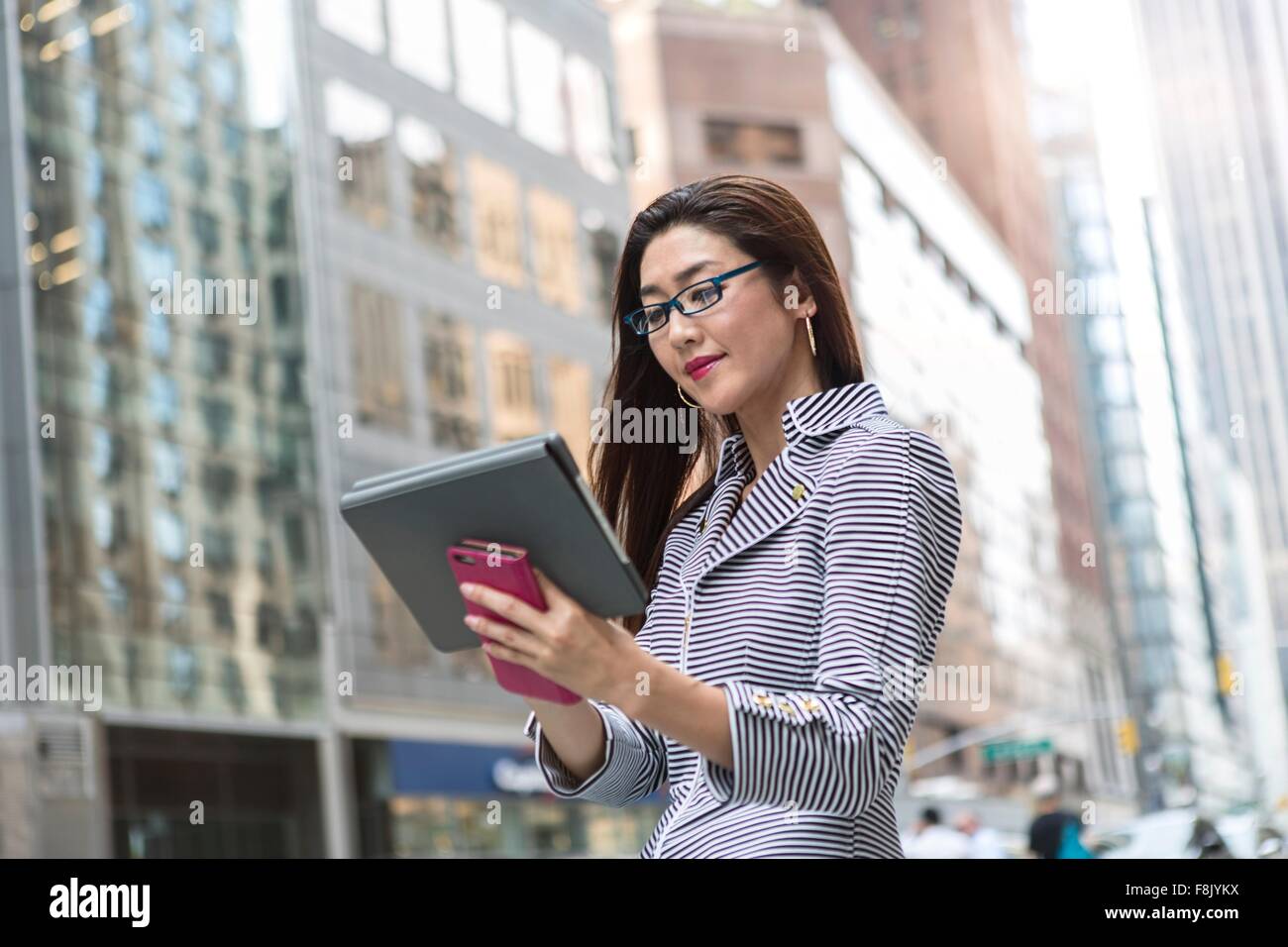 Geschäftsfrau mit digital-Tablette auf Straße Stockfoto
