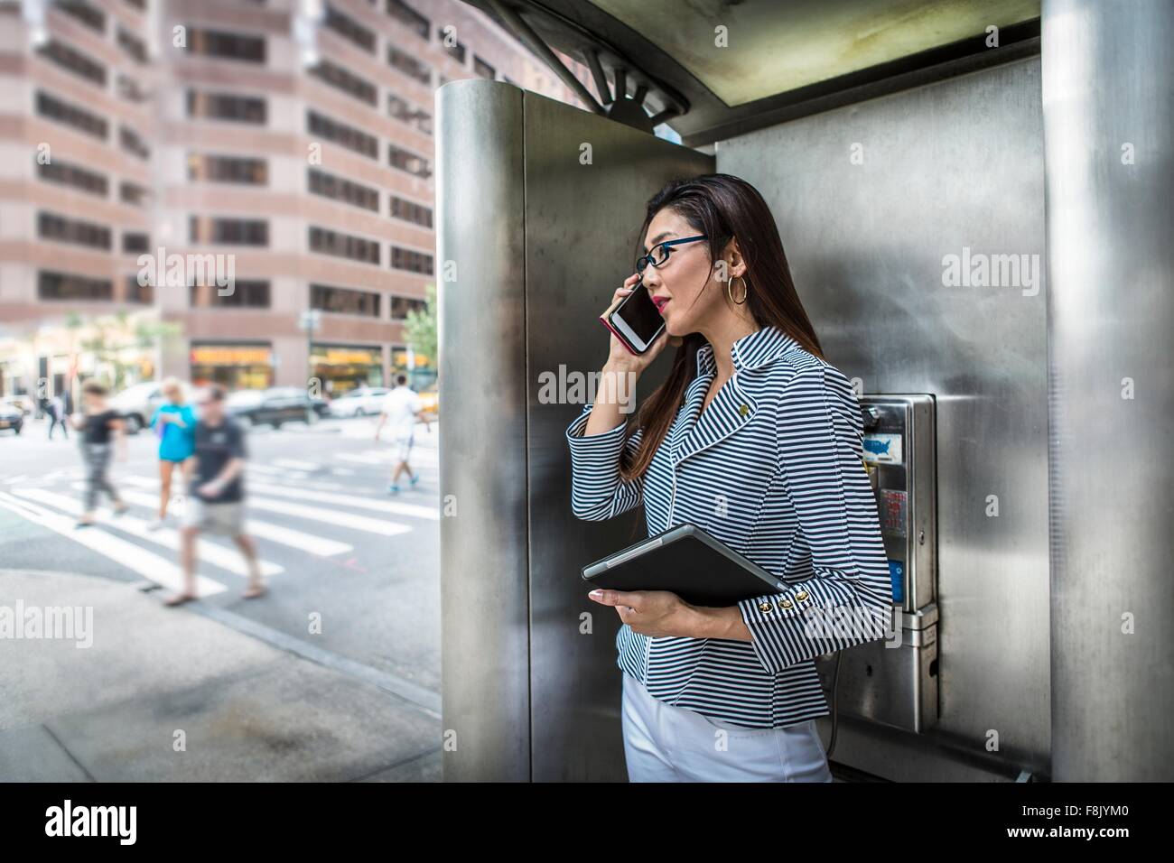 Geschäftsfrau mit Smartphone auf Straße Stockfoto