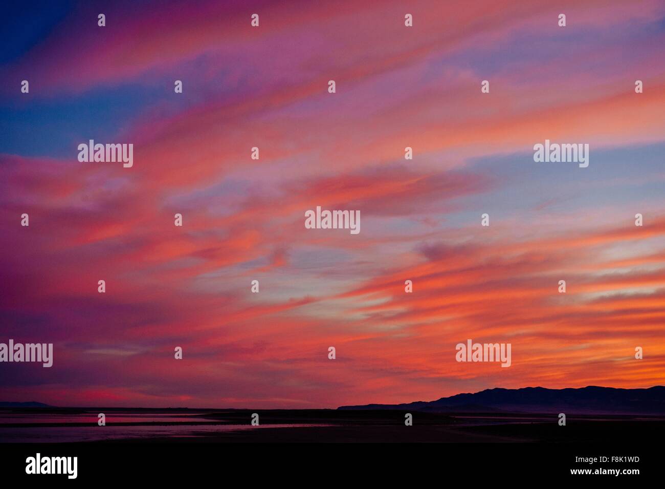 Dramatische orange Farbe Wolkengebilde Abendhimmel, Bonneville, Utah, USA Stockfoto