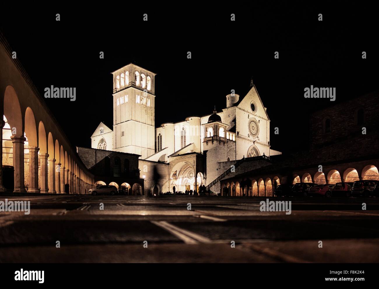 Beleuchtete Kirche in der Nacht, Assisi, Italien Stockfoto
