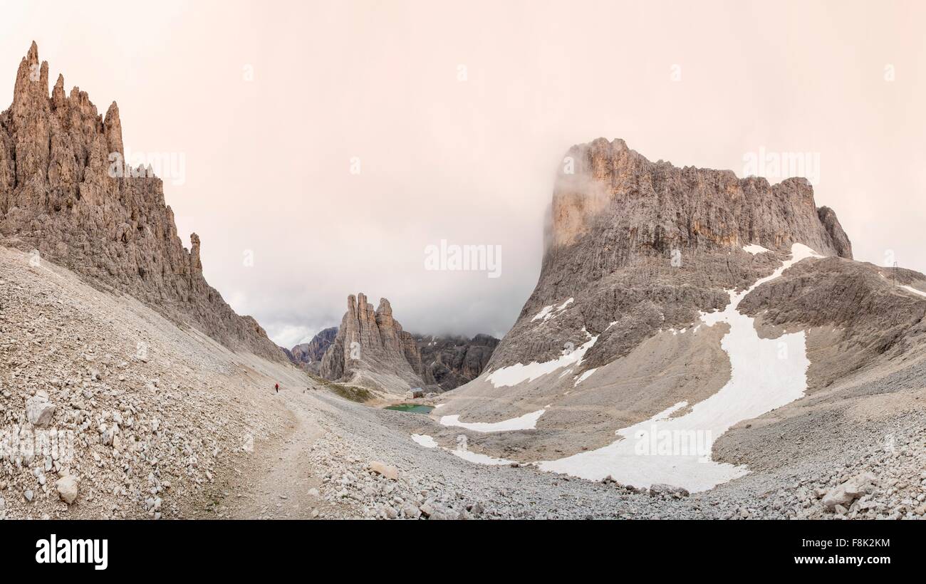 Niedrige Wolken über Rock-Formationen, Dolomiten, Italien Stockfoto
