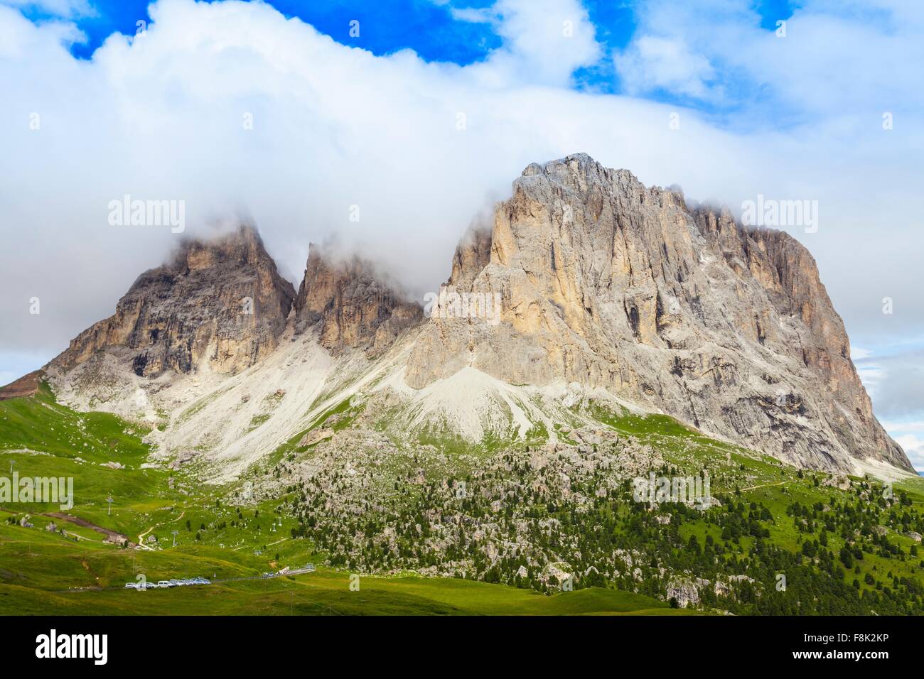 Niedrige Wolke und rock-Formation, Dolomiten, Italien Stockfoto