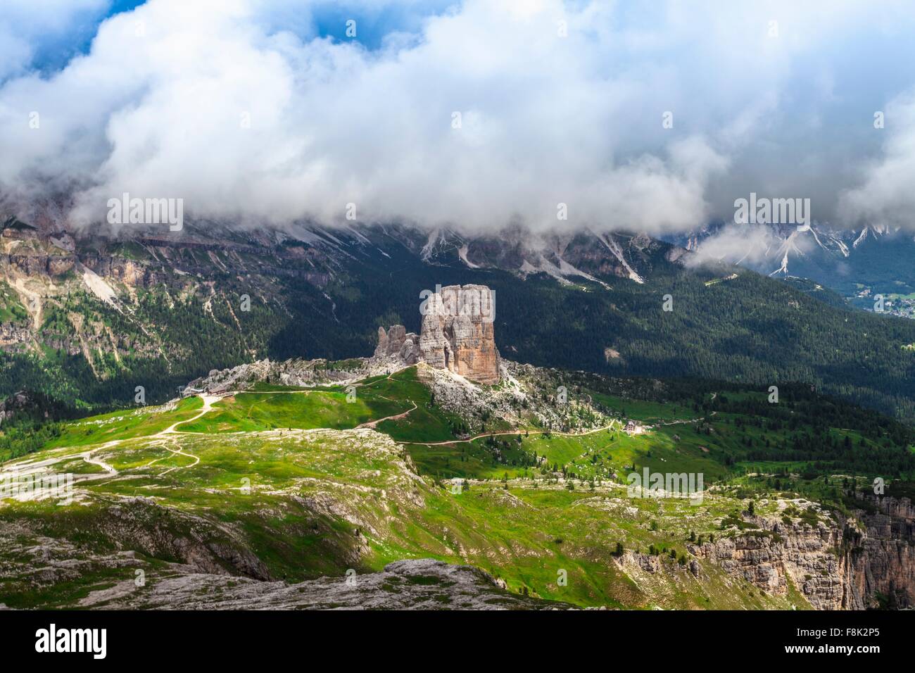 Felsformation und niedrige Wolken, Dolomiten, Italien Stockfoto