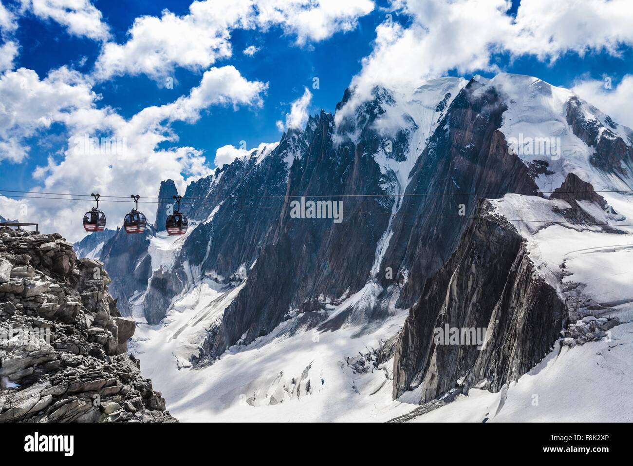Erhöhten Blick auf Seilbahnen über Schnee bedeckt Tal am Mont Blanc, Frankreich Stockfoto