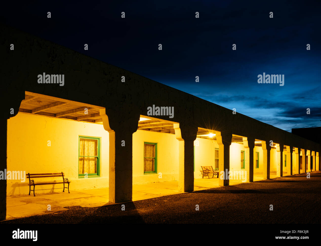 Außenseite des Amargosa Opera House und Hotel in der Nacht, Death Valley Junction, Kalifornien, USA Stockfoto