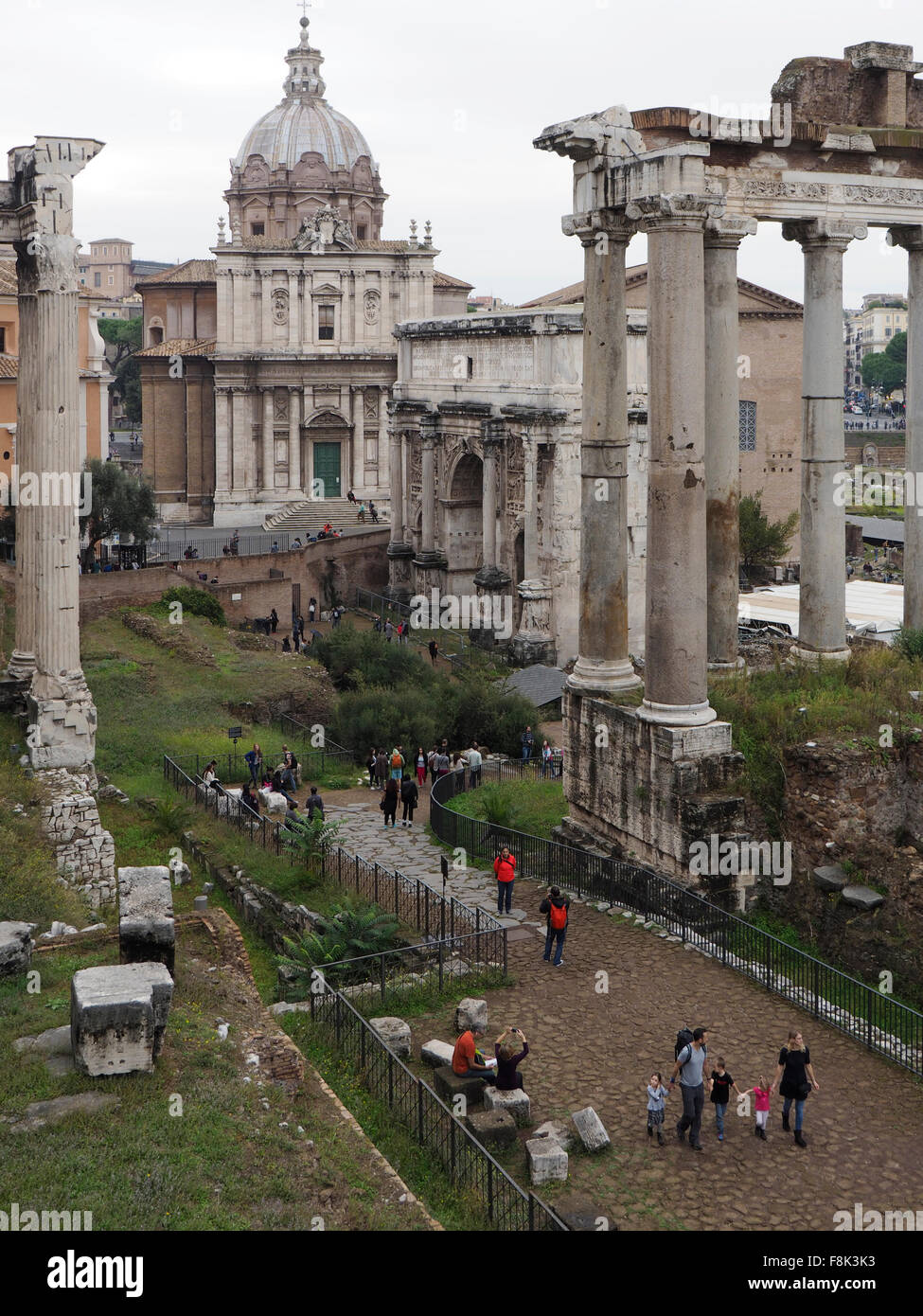 Touristen auf dem Forum Romanum in Rom, Italien Stockfoto