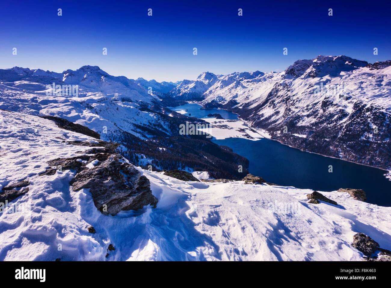 Blick auf Schnee bedeckt Berge, Engadin, Schweiz Stockfoto