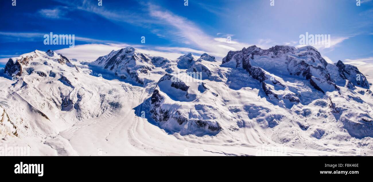 Panoramablick auf schneebedeckte Berge und blauer Himmel, Monte Rosa, Schweiz Stockfoto