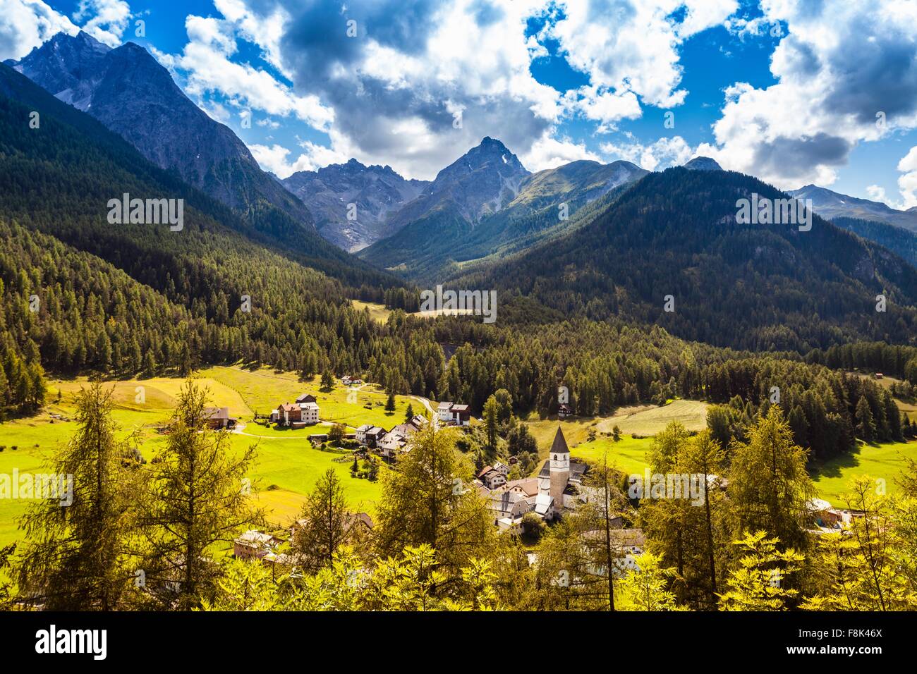 Blick auf Tal und Berge, Engadin, Schweiz Stockfoto