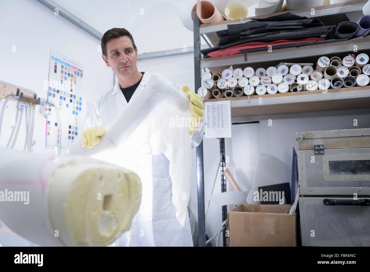 Arbeiter, die orthopädische Unterstützung in Fabrik Schimmel vorbereiten Stockfoto