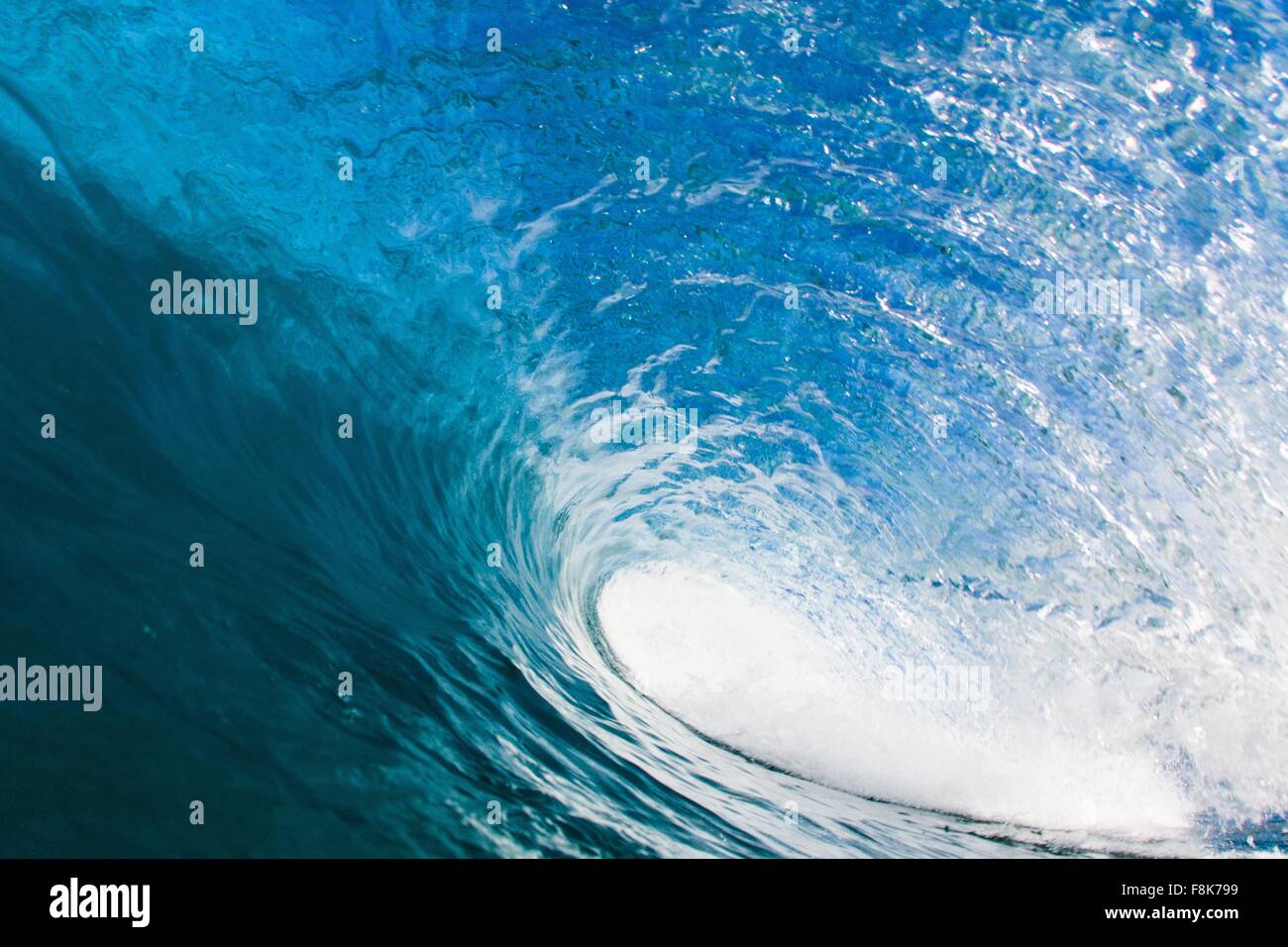 Ebene Oberflächenansicht von Ozean Welle rollt über Kopf Stockfoto