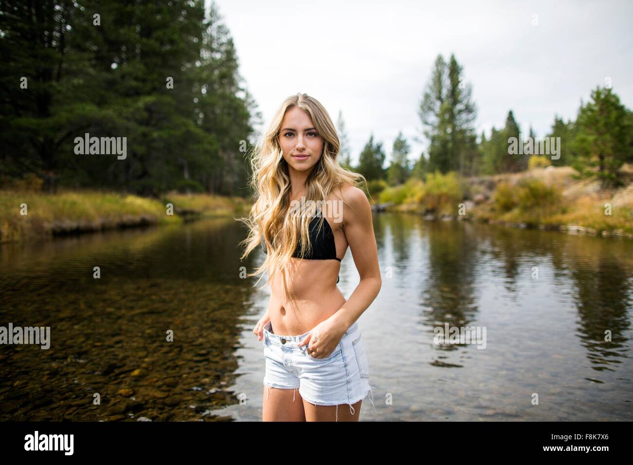 Porträt der jungen Frau im River, Lake Tahoe, Nevada, USA Stockfoto