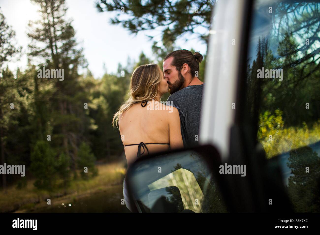 Rückansicht des romantischen jungen Paar küssen im Riverside, Lake Tahoe, Nevada, USA Stockfoto