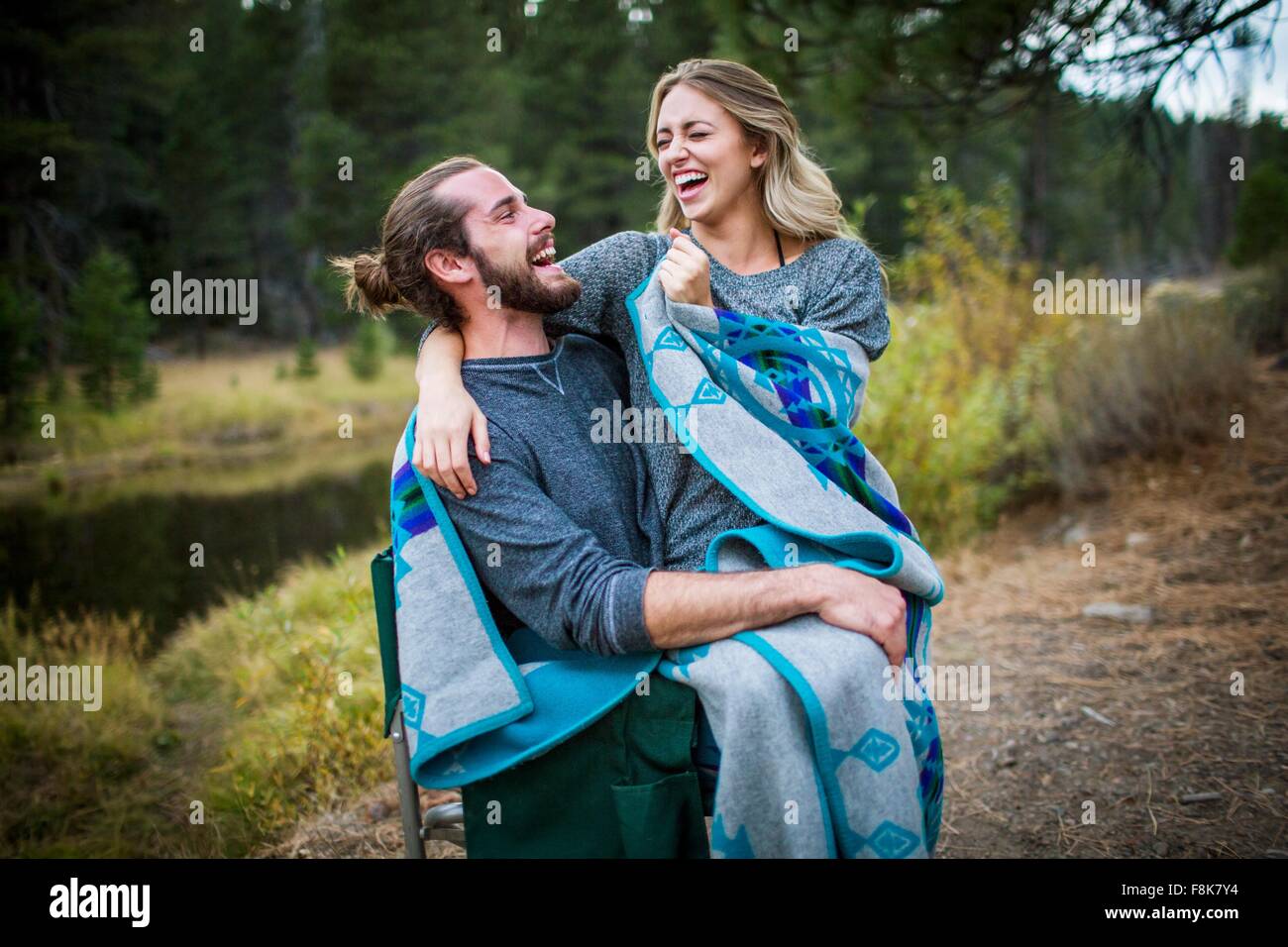 Romantische junges Paar verpackt in Decke auf Riverside, Lake Tahoe, Nevada, USA Stockfoto