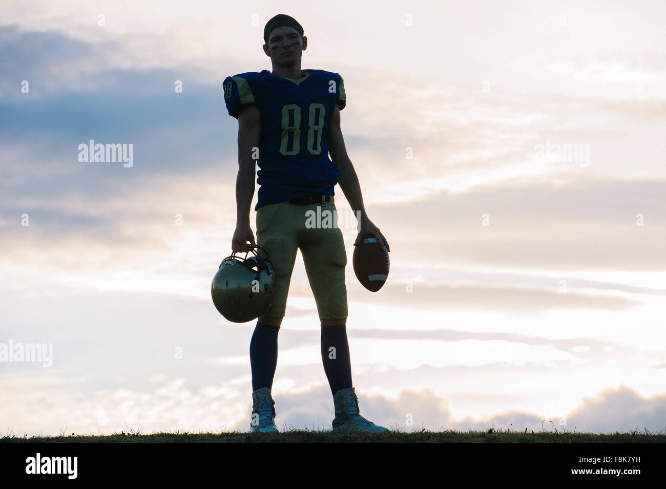 Porträt des jungen amerikanischen Football-Spieler Stockfoto