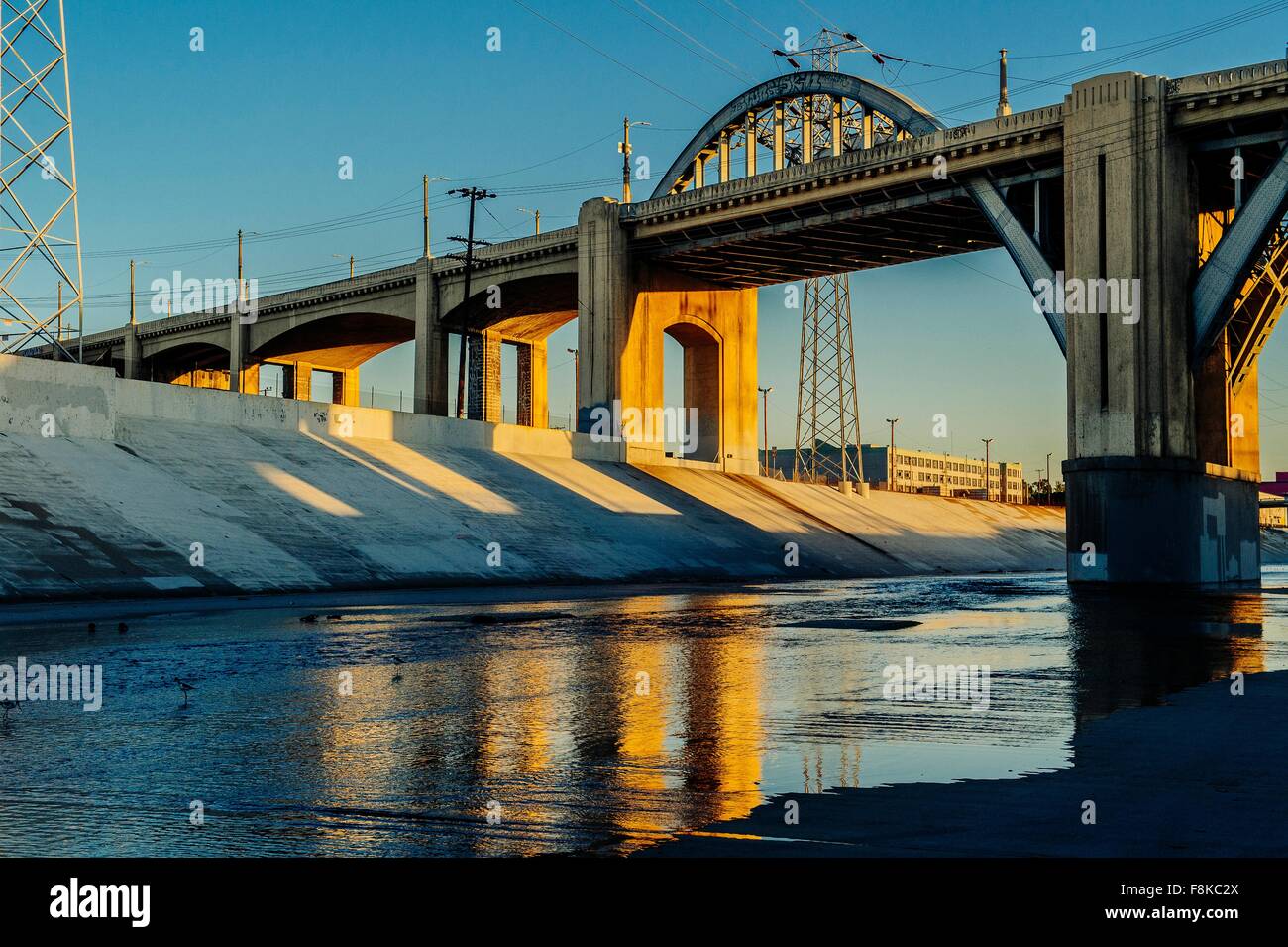 Sonnenlicht auf Los Angeles Flußdamm und 6th Street Bridge, Los Angeles, Kalifornien, USA Stockfoto