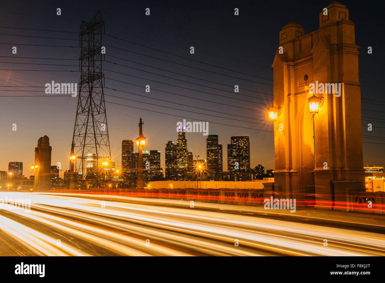 Lichtspuren des Verkehrs 4th Street Brücke, Nachtbeleuchtung, Los Angeles, Kalifornien, USA Stockfoto