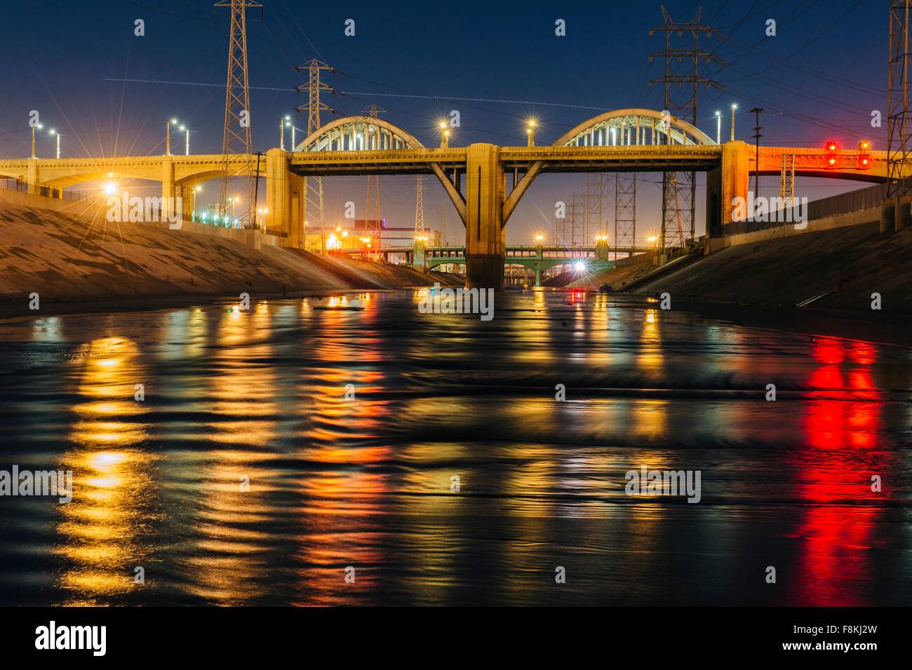 Schwindende Perspektive des Los Angeles River und 6th Street Bridge beleuchtet in der Nacht, Los Angeles, Kalifornien, USA Stockfoto