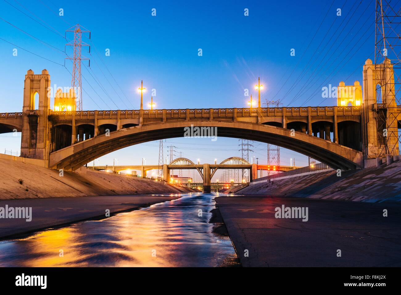 Abnehmende Perspektive des Los Angeles River und 4. und 6. Straße Brücken am Abend, Los Angeles, Kalifornien, USA Stockfoto