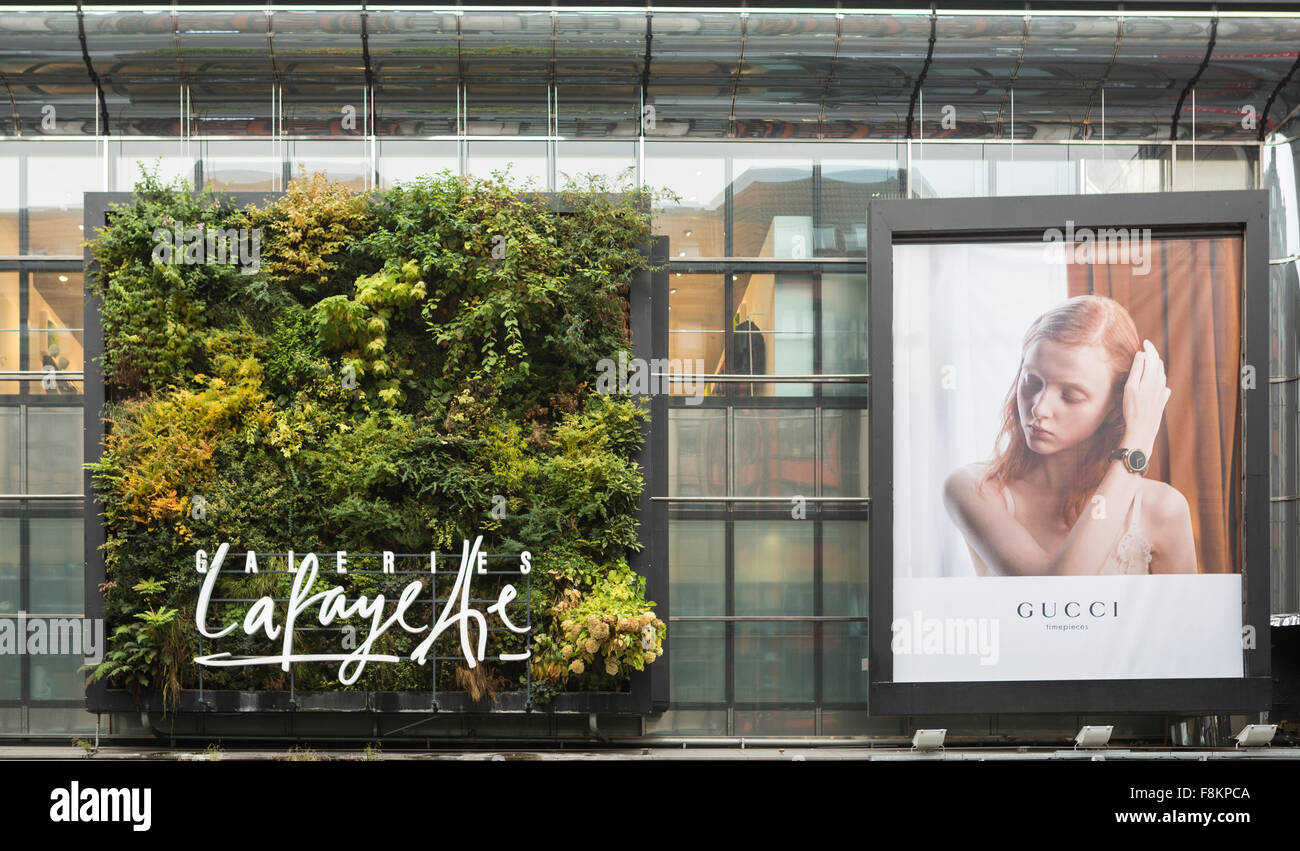 Vertikale Garten auf der Seite das Einkaufszentrum Galeries Lafayette, Berlin Stockfoto