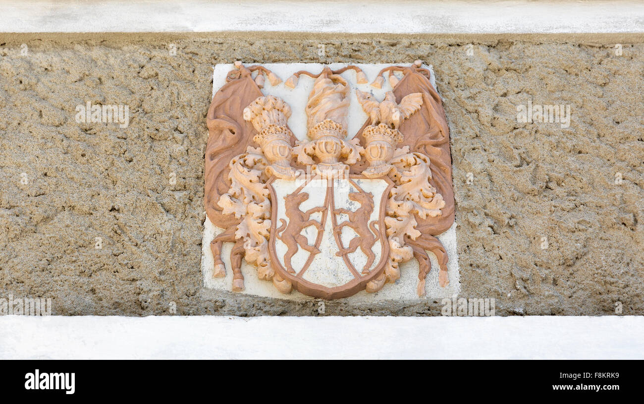 Alte Wappen Basrelief an der außen Wand des Neo gotischen Pfarrkirche Sankt Martin am Bleder See in Slowenien Stockfoto