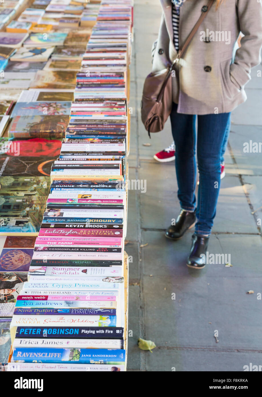 Second Hand Buch stand unter Waterloo Bridge South Bank, London, England Stockfoto