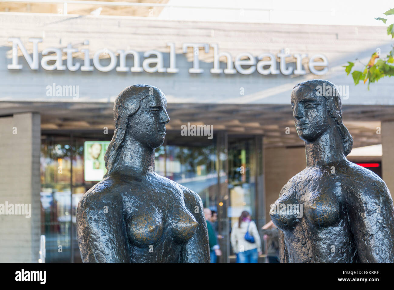 Statue namens London Pride am Eingang des National Theatre, South Bank, London, England Stockfoto